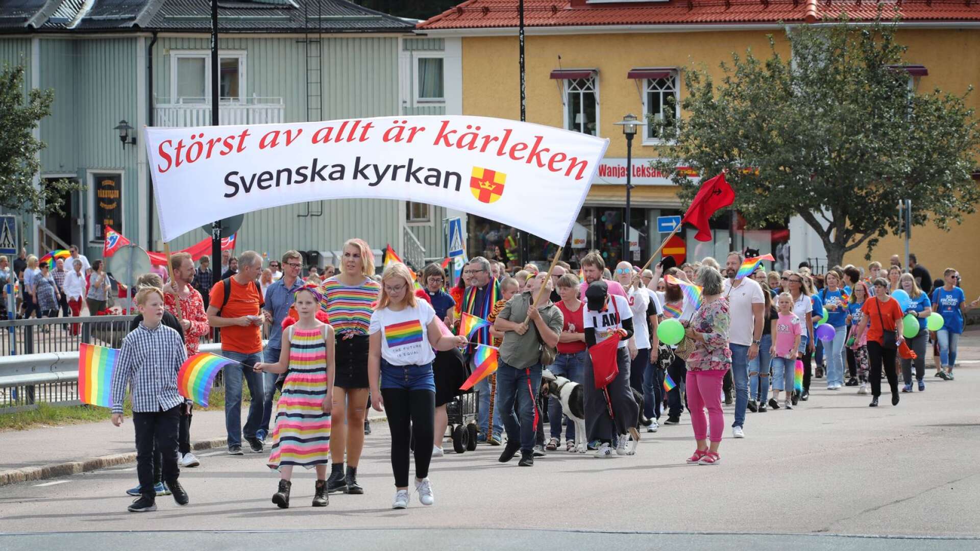 Minst 200 personer deltog i premiärparaden i Hagfors. 