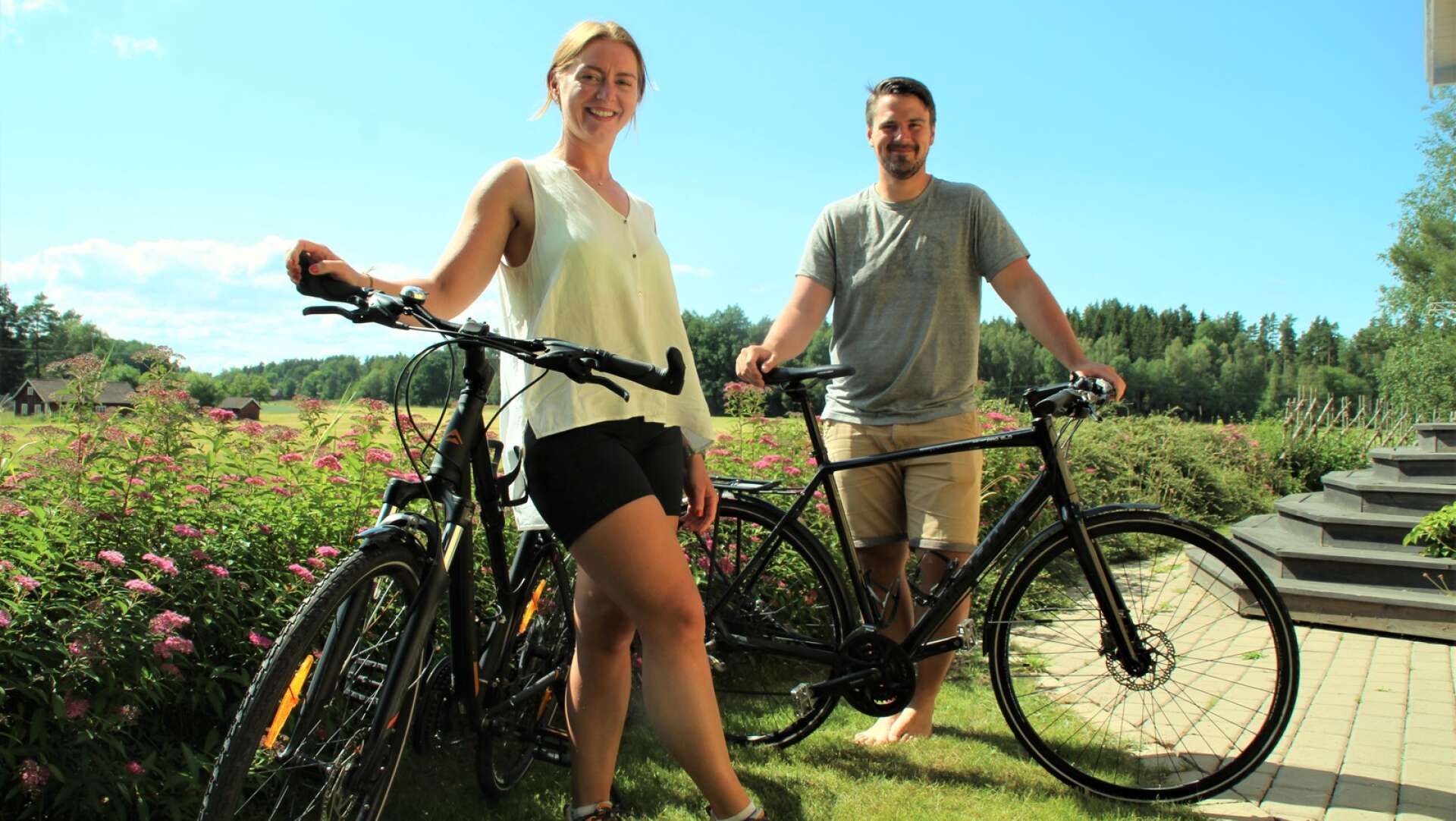 Evelina Masiulytė och Mats Hurtig rekommenderar cykelsemestrandet. &quot;Ät mycket bullar!&quot;