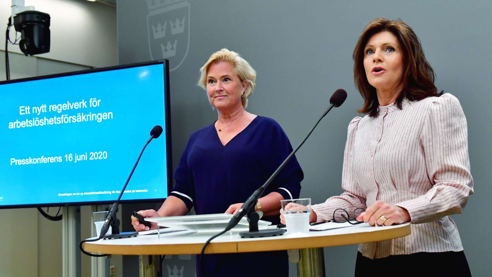 Maria Hemström Hemmingsson överlämnar sin utredning om a-kassan till arbetsmarknadsminister Eva Nordmark (S).