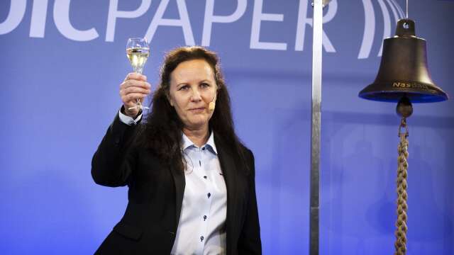 Vd Anita Sjölander skålade vid börsintroduktionen 2020. Nu finns det anledning för Bäckhammars bruk att fira igen.