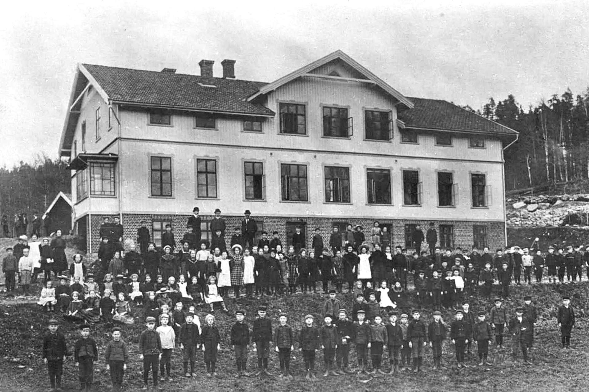 En annan bild från något av de första åren. Bilden tagen från söder, barnen i övre raden står uppställda på det som kom att bli Majbergsvägen.