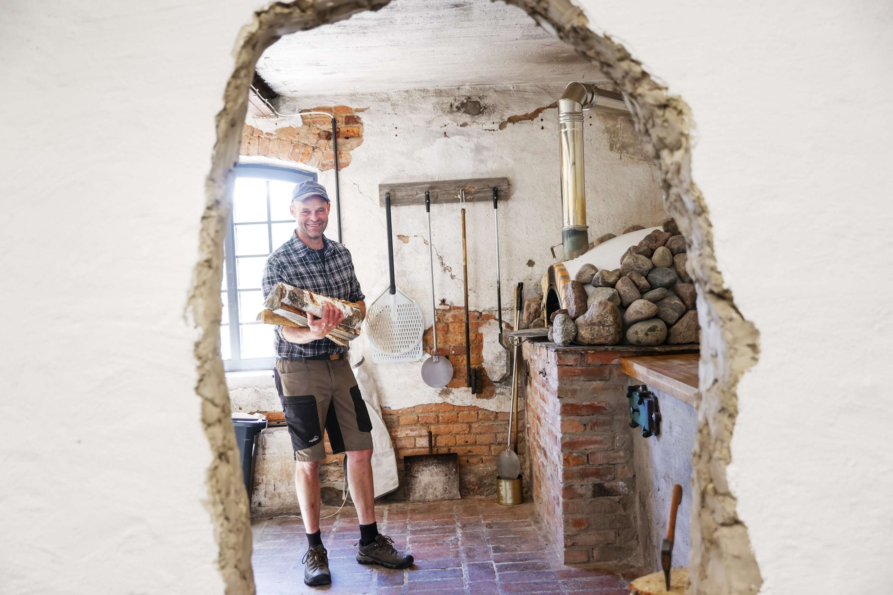 Thomas Peterson har omvandlat ett gammalt pannrum, spånlager och smedja i bruket till en pizzeria med vedeldad ugn.