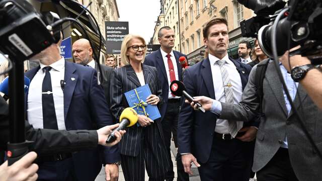 Finansminister Elisabeth Svantesson (M) på väg till riksdagen med budgetpropositionen. Socialdemokratiske riksdagsledamoten Erik Ezelius tycker att budgeten är ett svek mot välfärden.