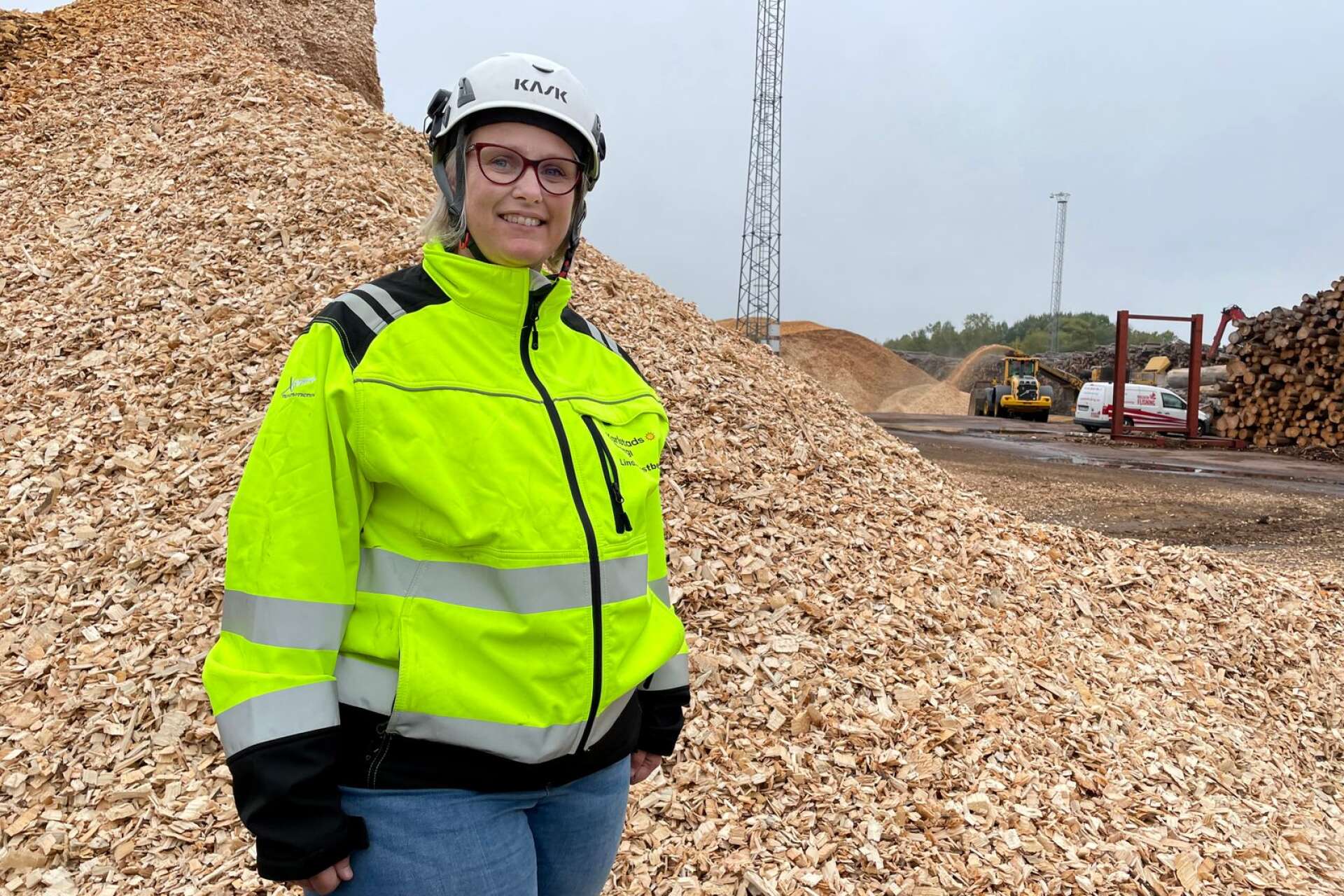 Skogsresterna, groten. är en viktig råvara för kraftvärmeverket vid Heden, konstaterar Linda Östberg, produktionschef vid Karlstads Energi.