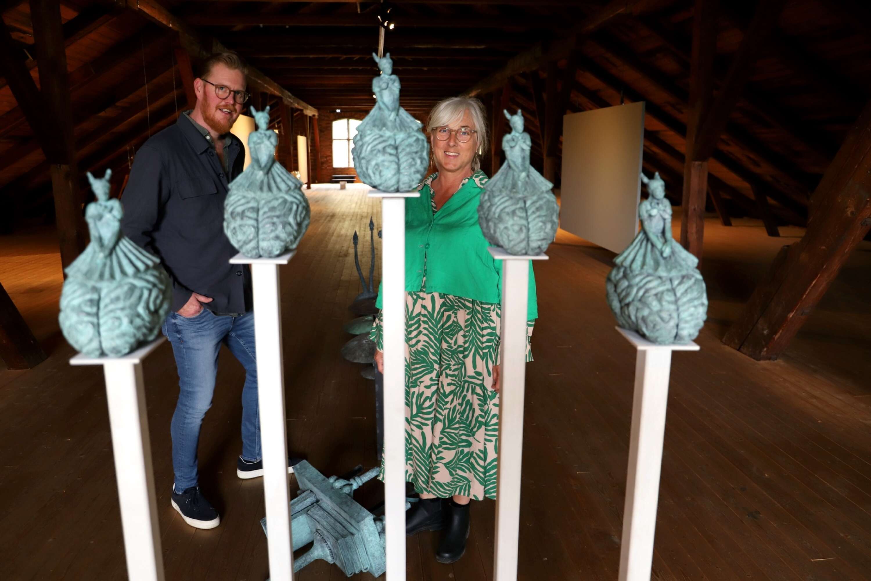 Ditte Reijers skulpturer i brons har fått flytta in på vinden, där Oscar Magnusson i år samlar verk av fyra aktuella värmländska konstnärer.