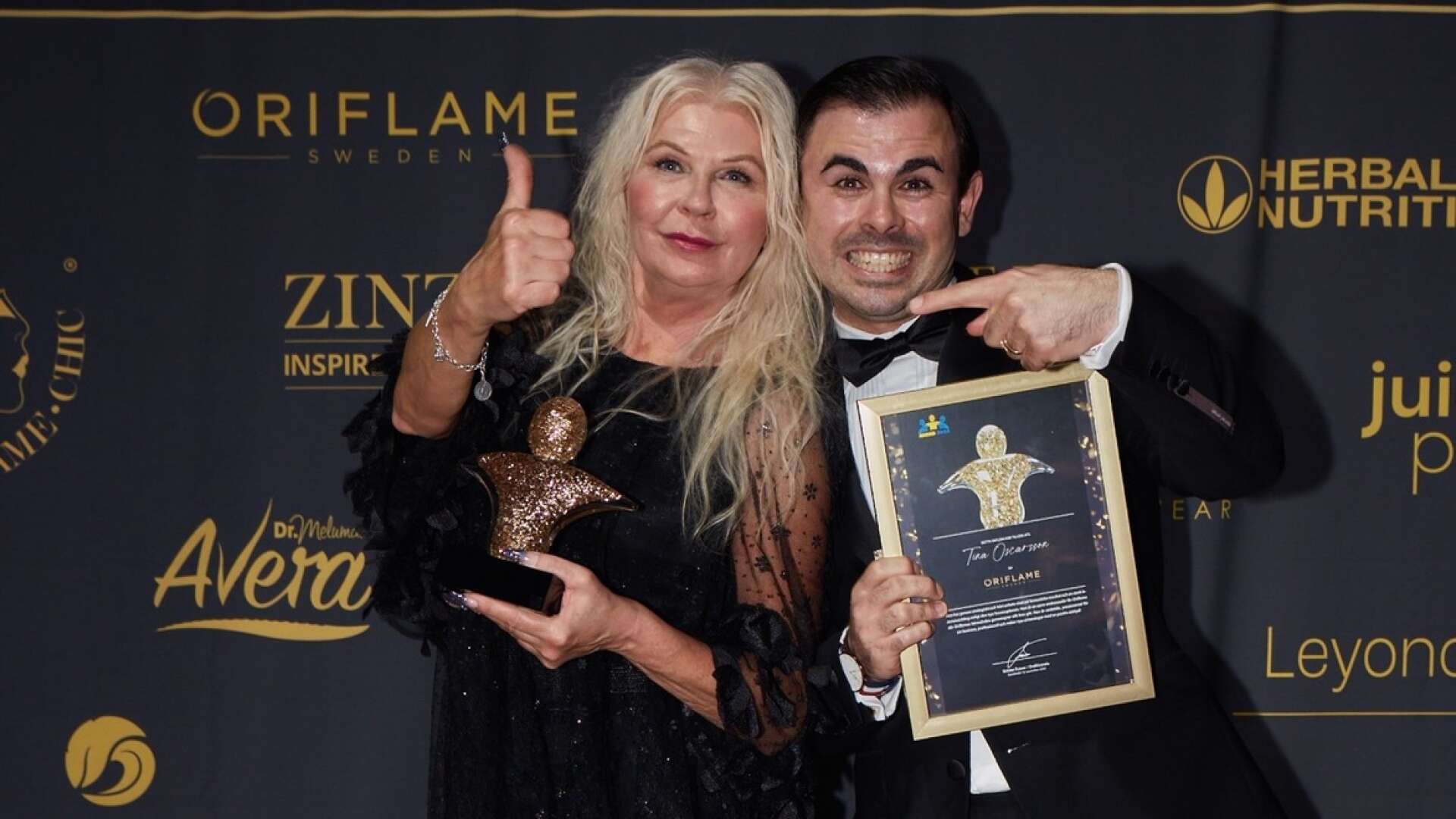 Tina tillsammans med VD Lorenzo Migliori efter att ha blivit utsedd till årets bästa ledare hos direkthandelsföretaget Oriflame