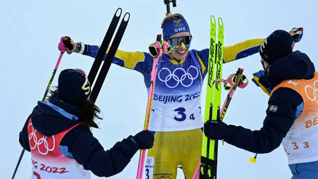 Elvira Öberg jublar tillsammans med lagkamraterna när hon korsat mållinjen som guldmedaljör.
