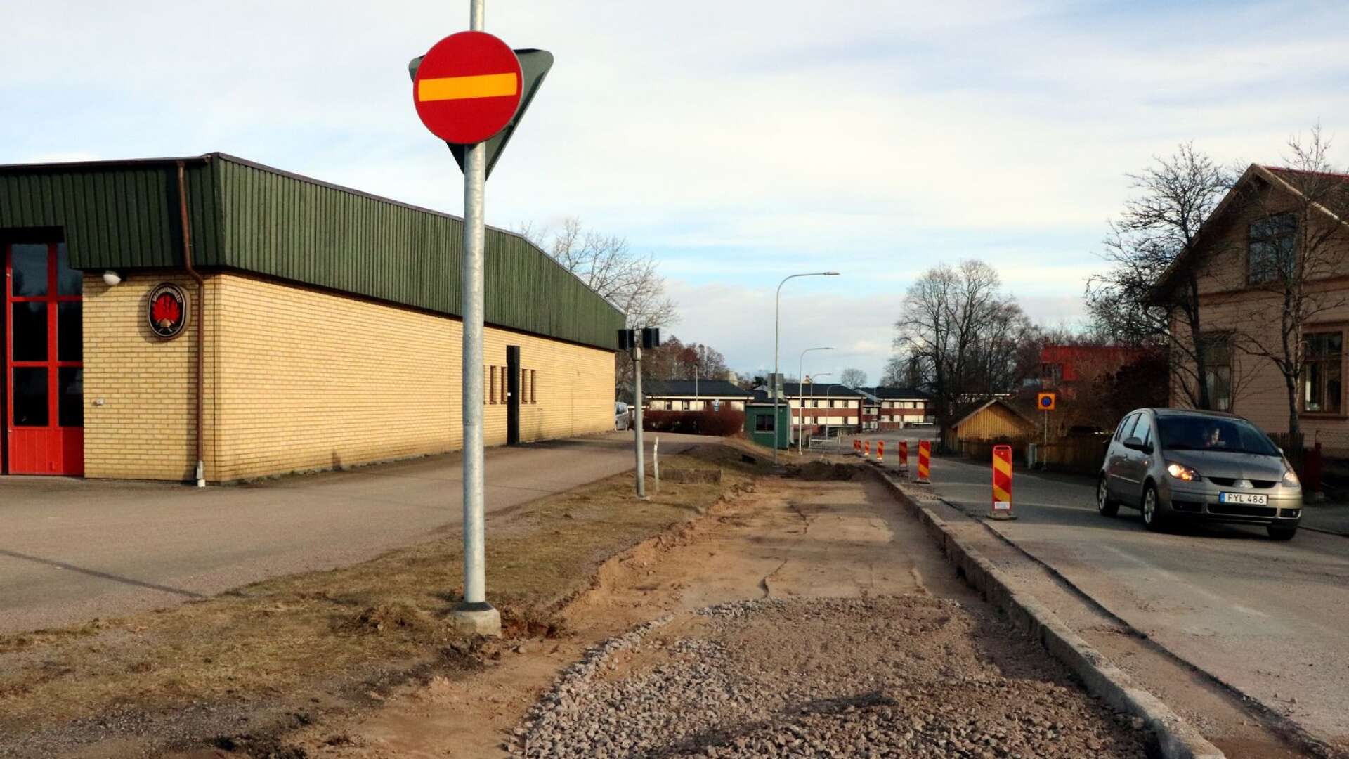 En tre meter bred gång- och cykelbana byggs från brandstationen till kyrkogården utmed Strömsdalsvägen.