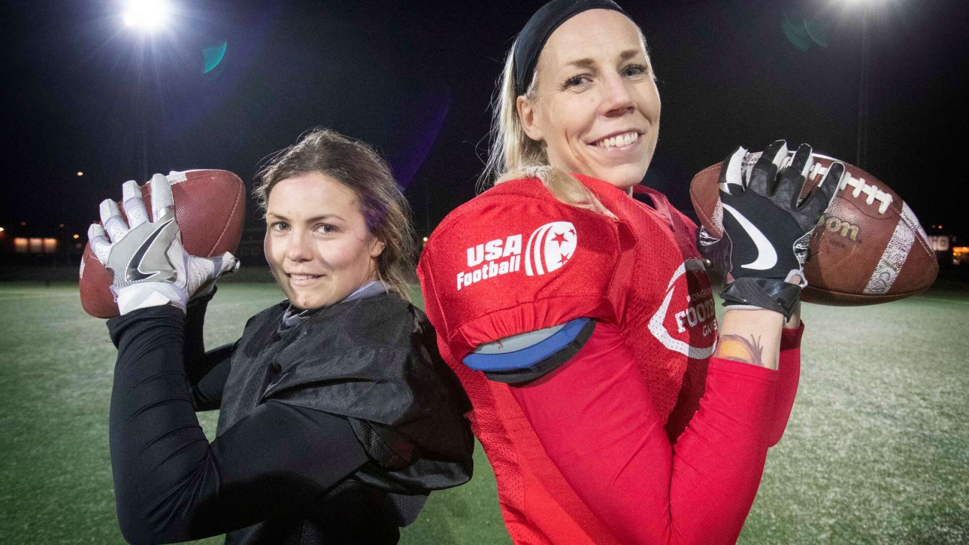 Karin Ullén och Linda Johansson spelade tidigare handboll ihop i Hellton. Nu är de återförenade i sin nya sport amerikansk fotboll i Carlstad Crusaders.