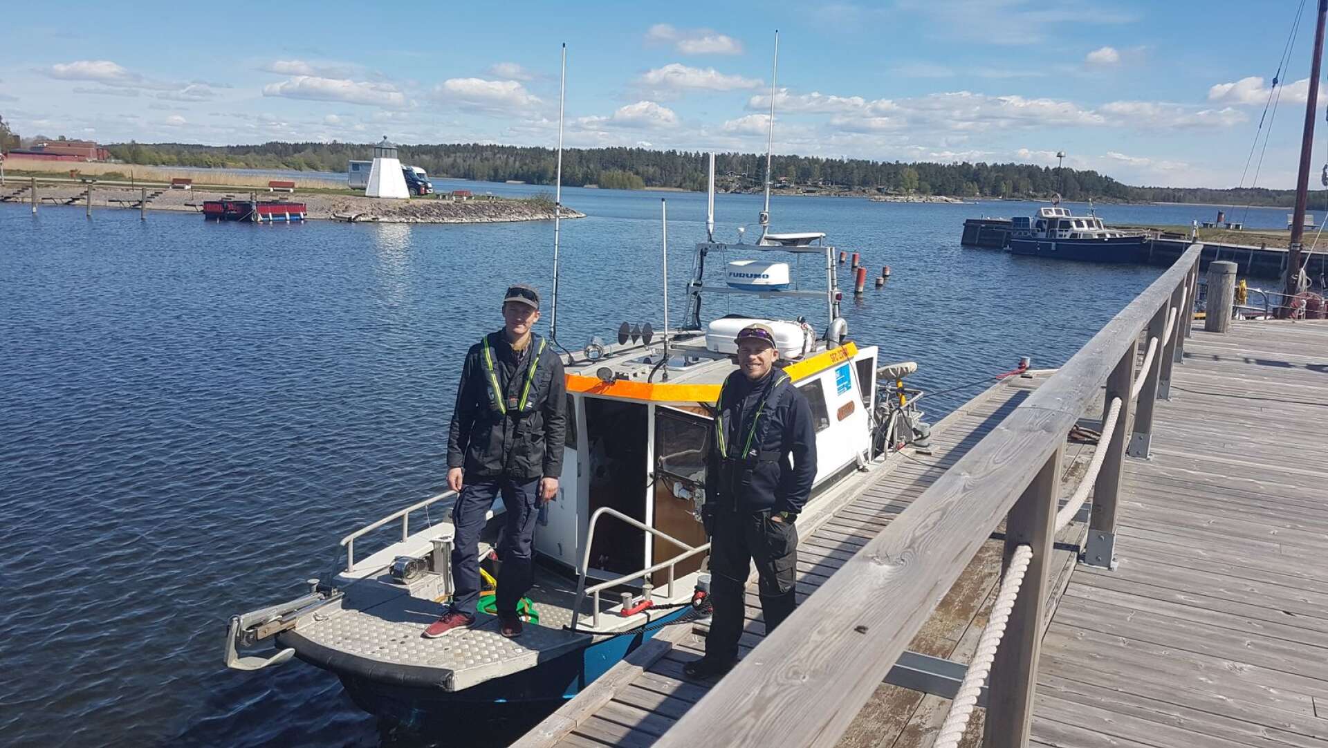Personal från Sveriges geologiska undersökning tittade i förra veckan närmare på botten av Åmålsviken för att hitta eventuella miljögifter. Manskapet heter Patrik Rosendal-Larsson och Olof Bovin.