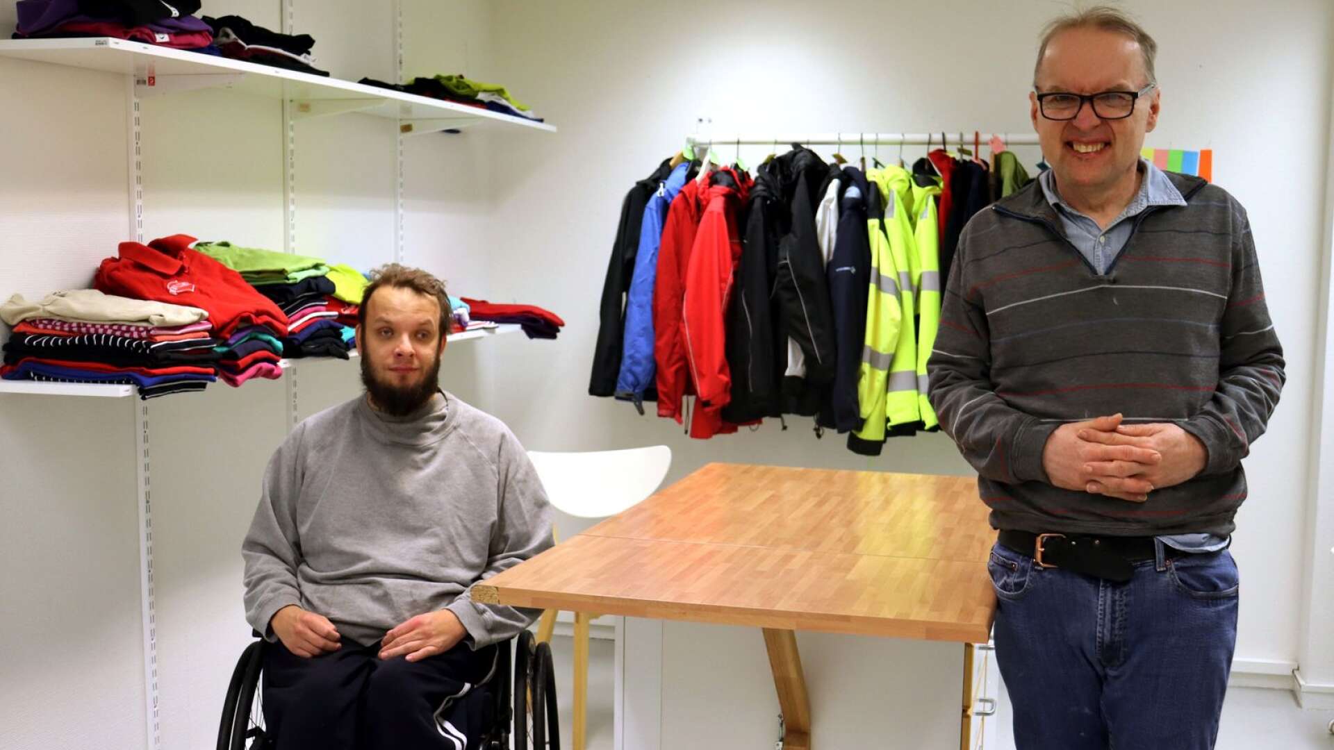 Daniel Josefsson och Anders Törnqvist tillhör styrkan som sköter om det nya klädförrådet.
