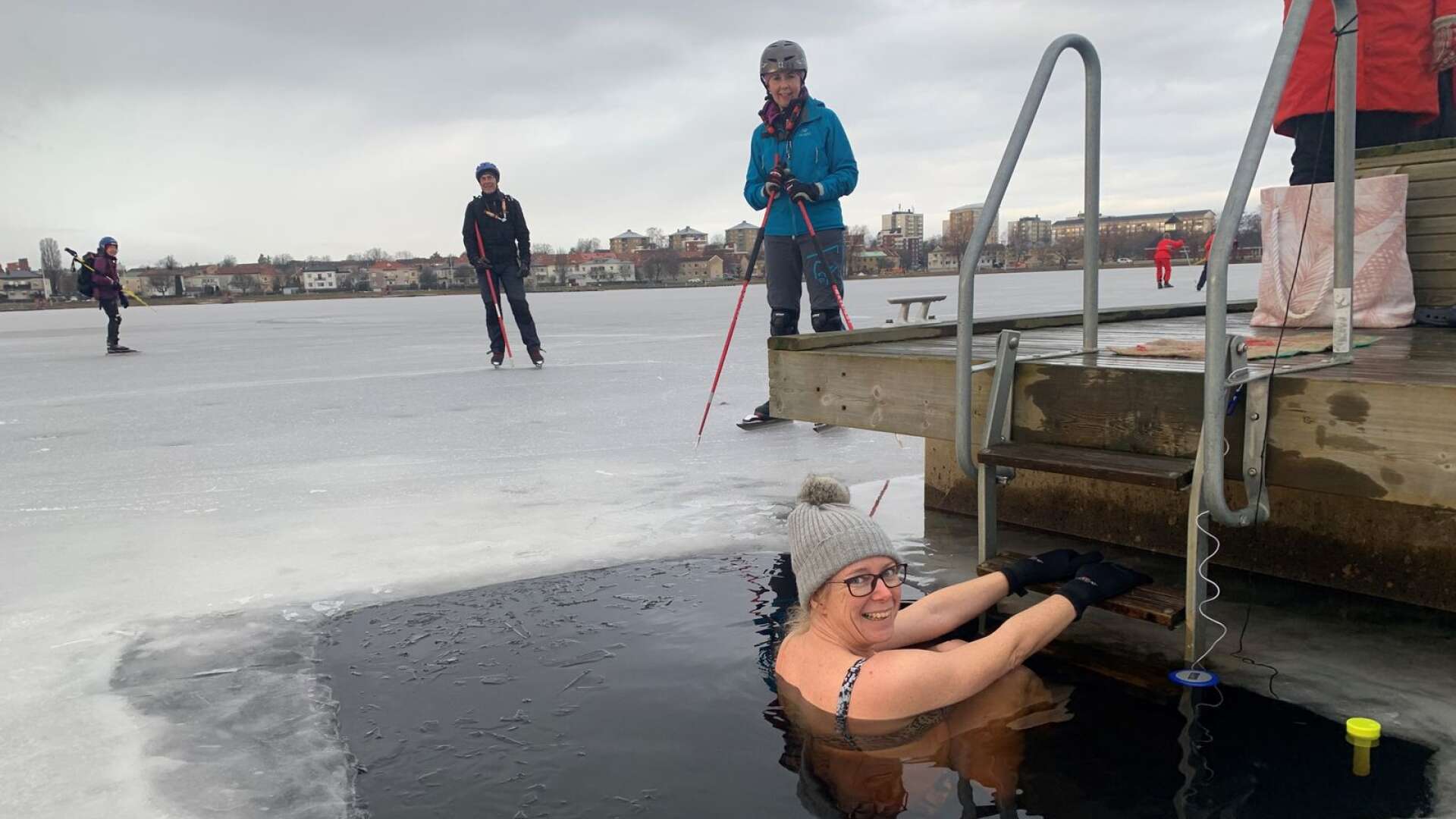 Vinterbadaren Kajsa passade på att ta ett dopp i isvaken medan andra åkte skridskor.