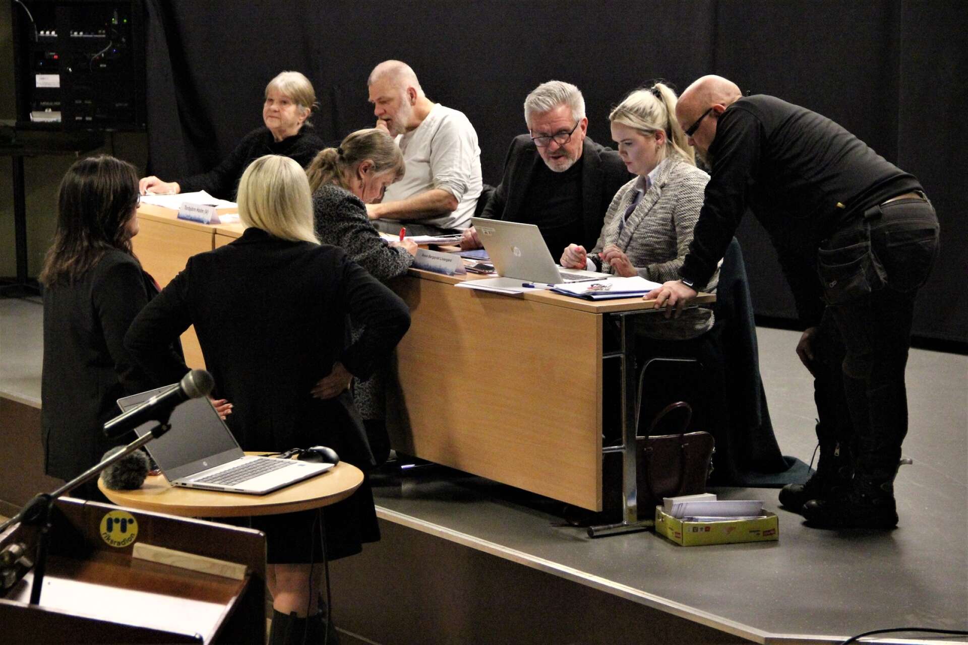 Valberedningens ordförande Stina Borjo (V) går igenom listorna med kommunfullmäktiges presidium Marianne Högberg (S), Torbjörn Holm (V), Peter Pedersen (V) och sekreterare Anna Bergqvist Livengård samt Patrik Renberg (S) och Anneli Mylly (V) och Anna Nordqvist (M).