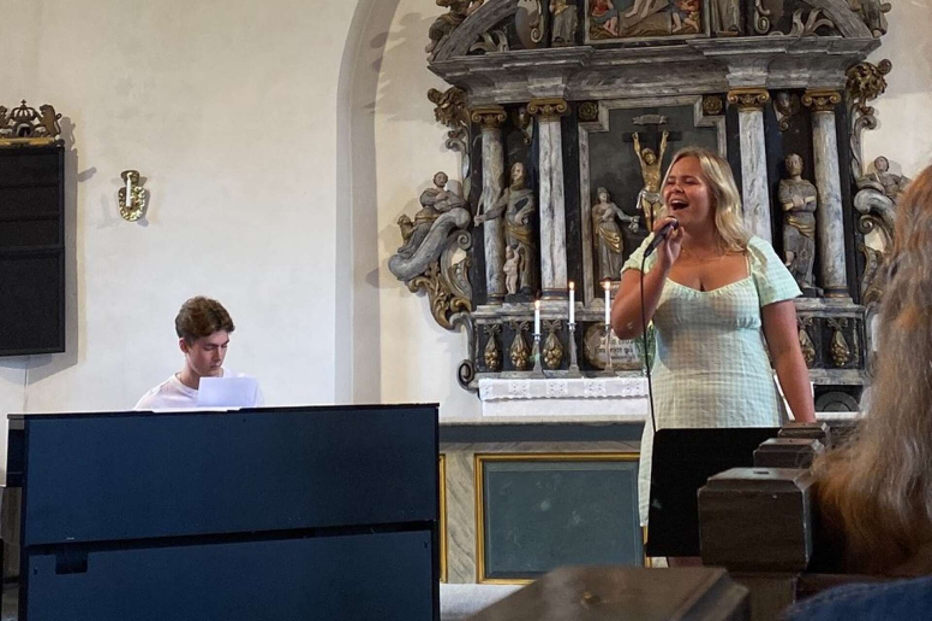 Klara har hunnit med mycket i sommar. Hon har bland annat uppträtt i Rudskoga kyrka tillsammans med Christoffer Svärd.
