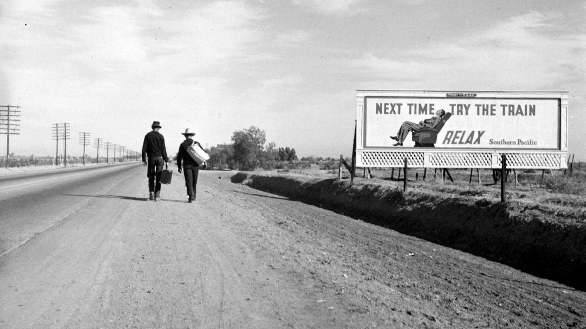 Toward Los Angeles, California. 1937. Fotografen Dorothea Lange reste på 30-talet runt på landsbygden i USA. Hennes bilder visas i höst på en utställning i Karlstad. (Bilden är beskuren.)