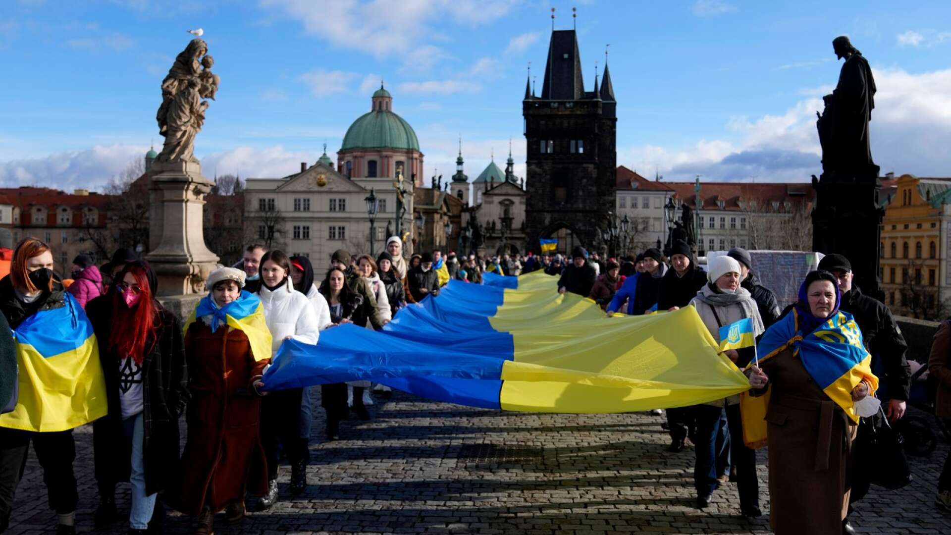 Demonstration till stöd för Ukraina på den välkända Karlsbron i den tjeckiska huvudstaden Prag.