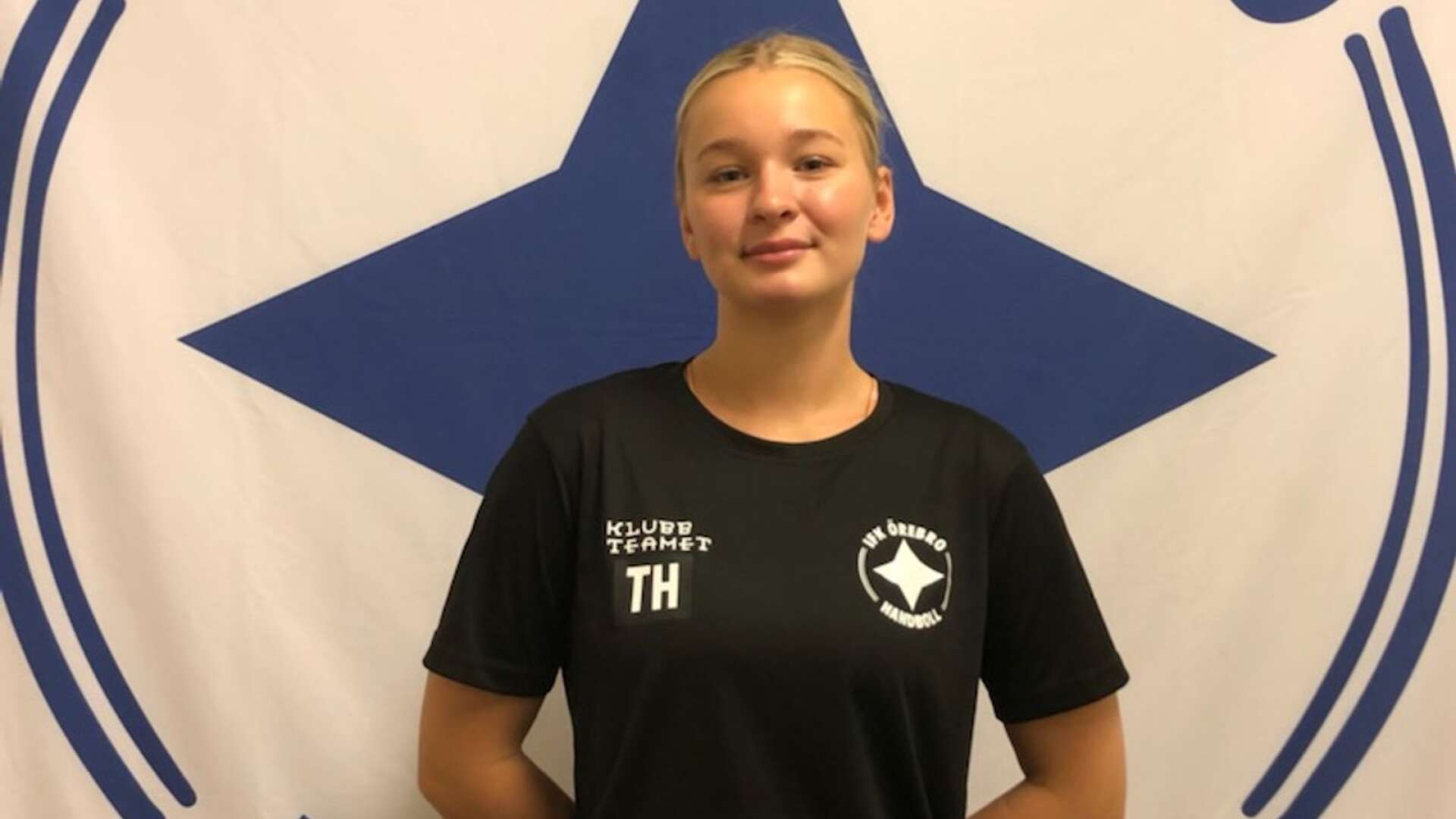 Tilda Hedborg närmar sig spel i handbollsallsvenskan med IFK Örebro. I söndags var hon för första gången uttagen till A-truppen, men fick ingen speltid i bortamatchen mot Skånela.