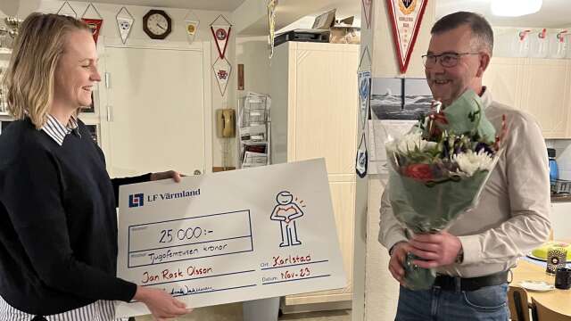 Årets vinnare Jan Rask Olsson får priset av Malin Wahlman, hållbarhetsansvarig hos Länsförsäkringar Värmland.