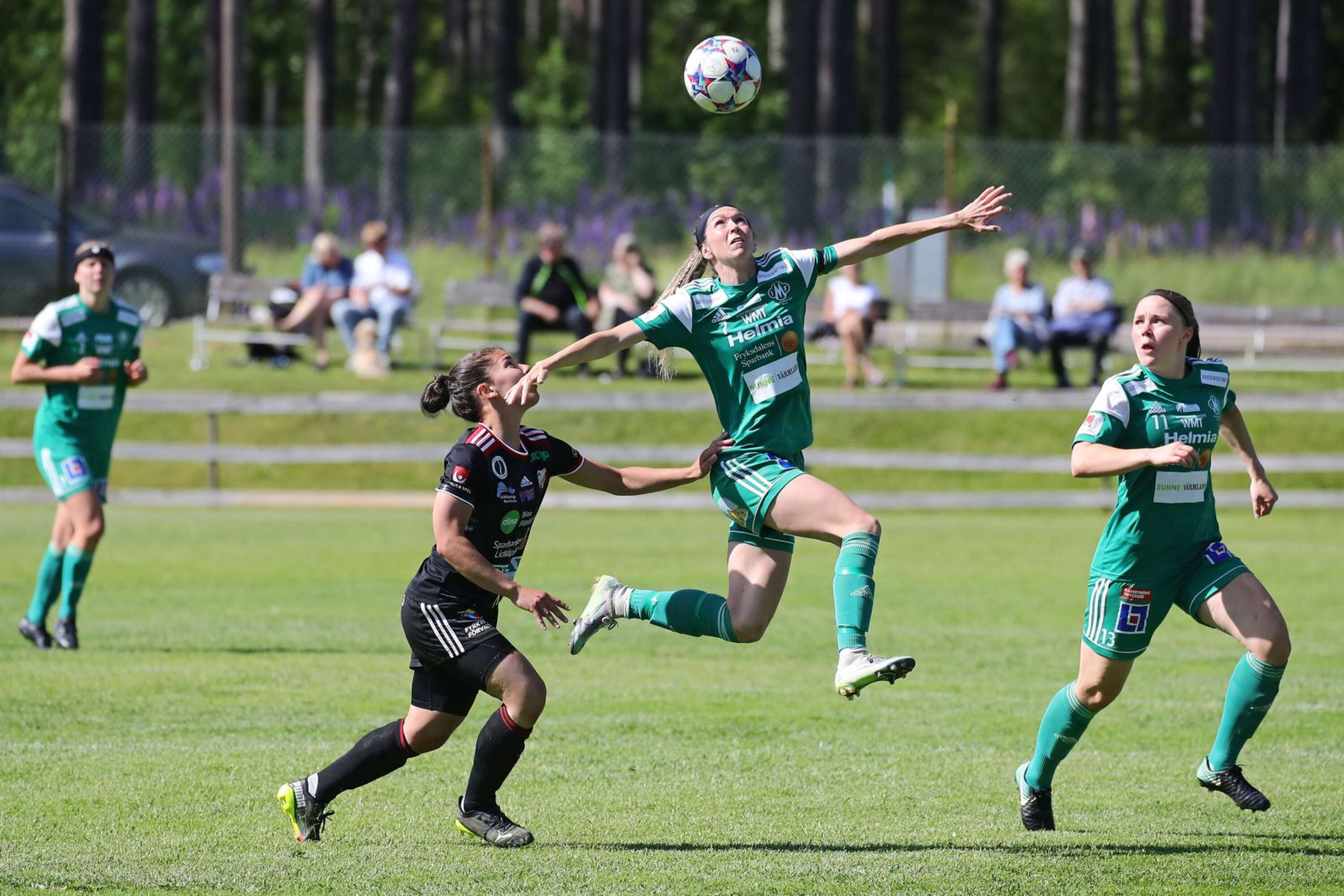 Kari Johnston flyger fram under överinseende av 1-0-målskytten Viktoria Ström.