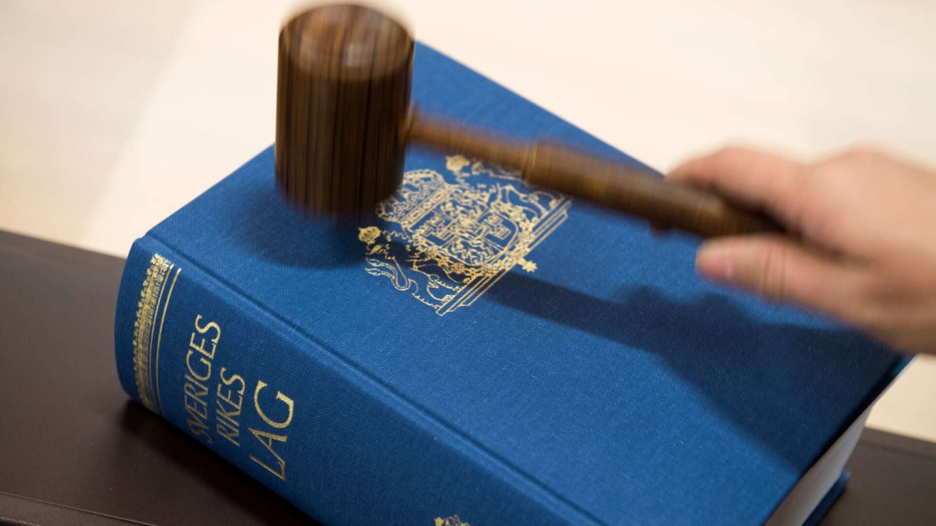 En person utan svenskt medborgarskap som begår grova brott bör normalt ha förbrukat sin rätt att vistas i landet.