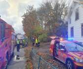 En stor styrka från räddningstjänsten kallades till korsningen Drottninggatan–Karlstadsvägen i Åmål när det börjat brinna i det obebodda huset. 