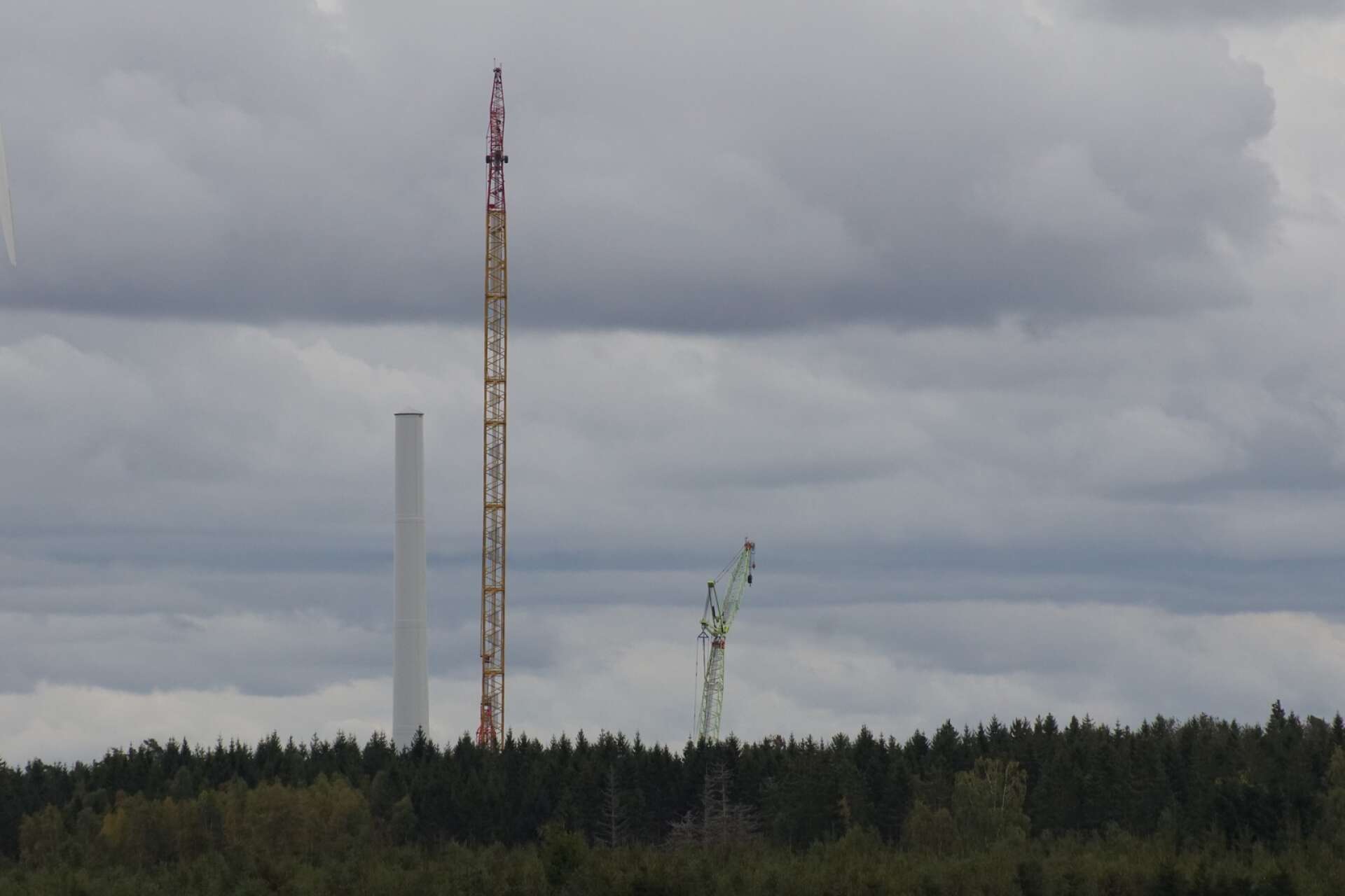 På håll syns ingen skillnad men vindkraftverket som byggs just nu har ett torn av trä.