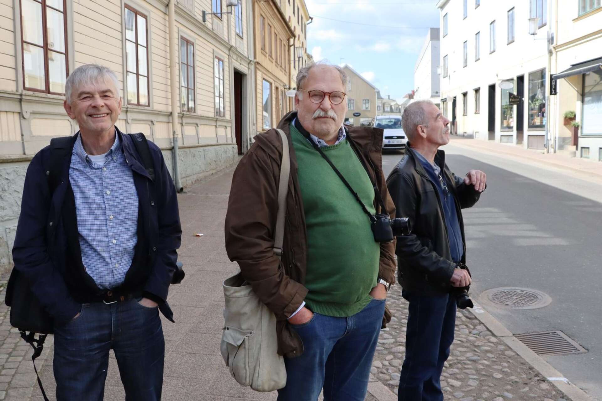 Mikael Alder, Tommy Engström och Leif Johansson turistade i Hjo på sommarens första dag. 