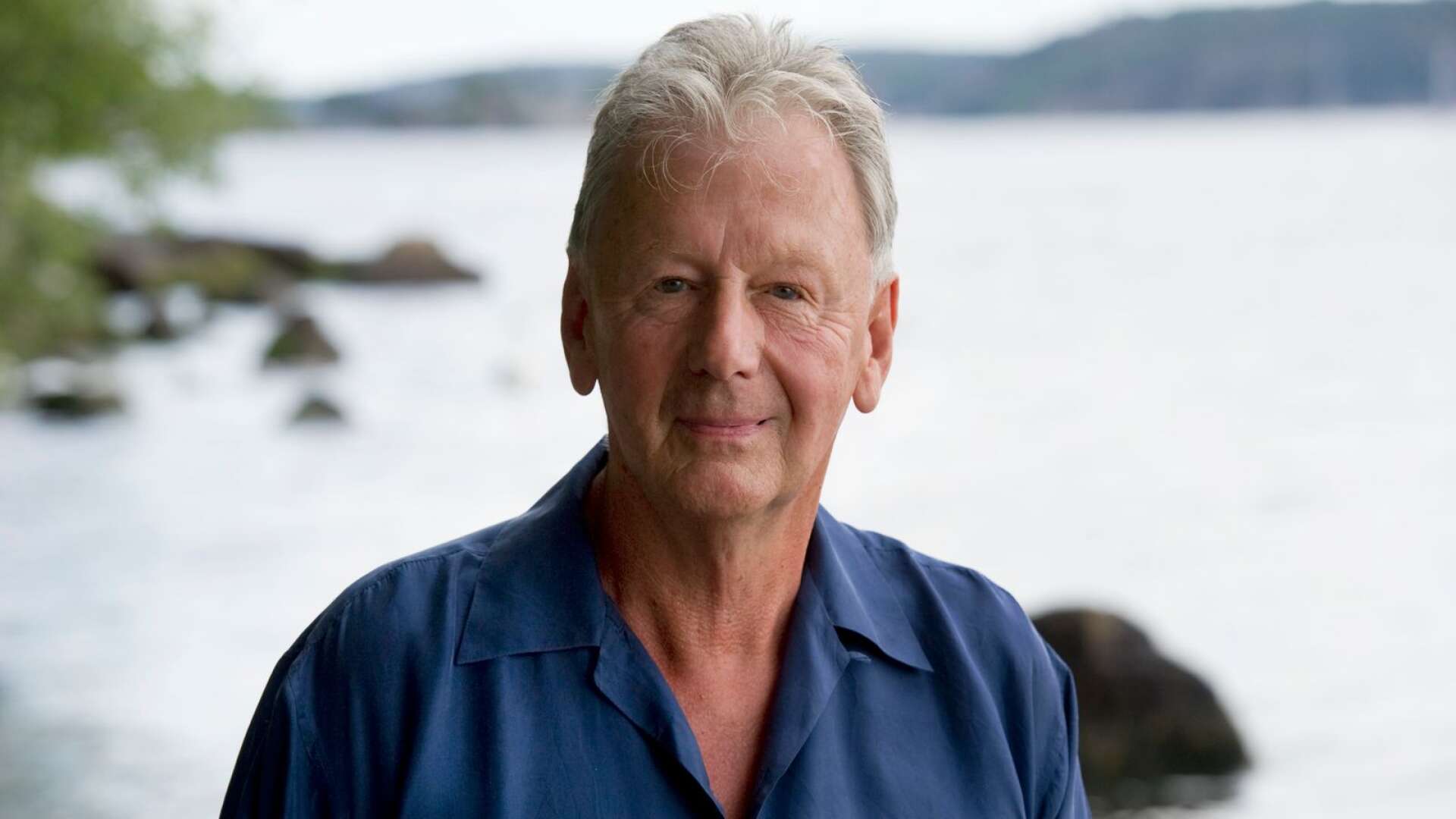 Lars Löfgren är regissör, författare, kabinettskammarherre vid Hovet och har varit chef för tv-teatern, Dramaten och Nordiska museet. Dessutom är han Värmländska akademiens hederspreses.
