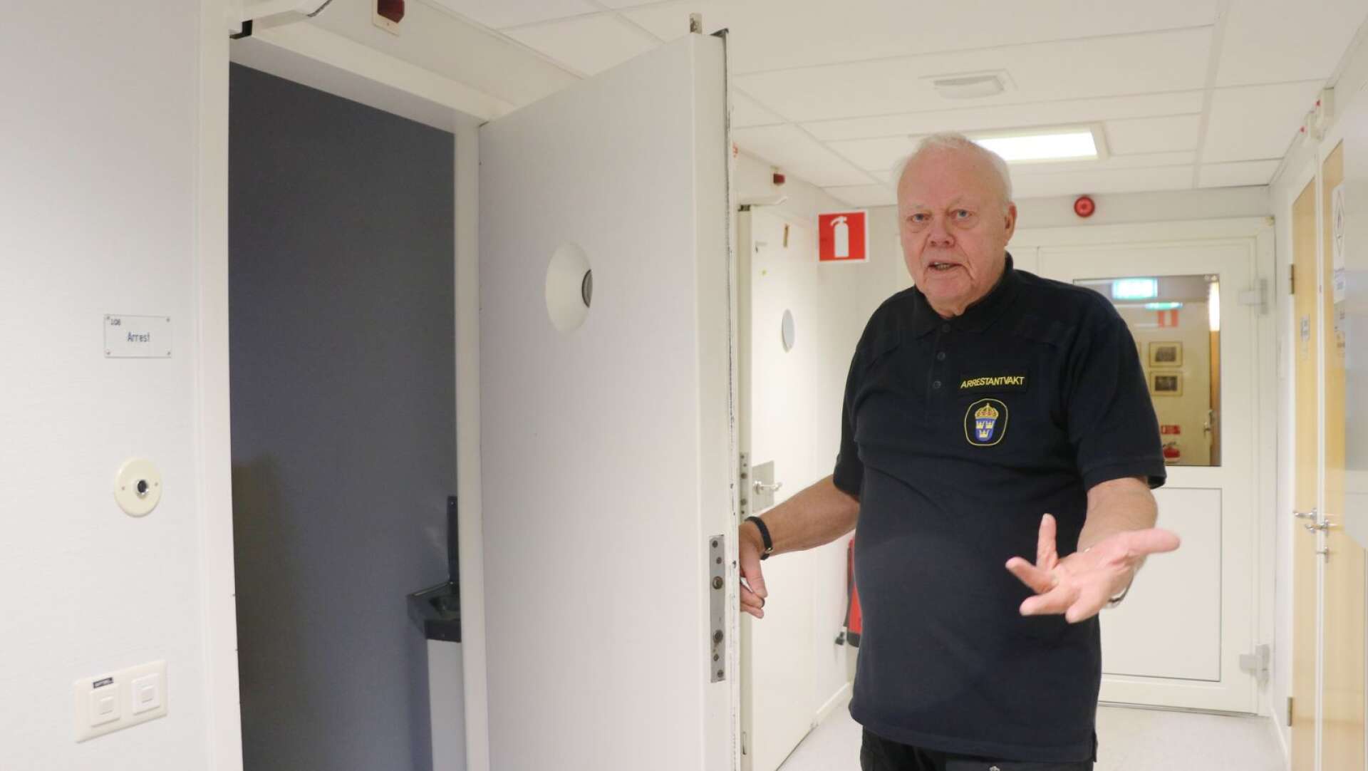 75-årige Claes Forsberg från Dals Långed kan ha varit Sveriges äldste arrestvakt när han gjorde sin sista arbetsdag i Åmåls polishus den sista oktober. &quot;Jag saknar jobbet väldigt mycket&quot;, säger Forsberg. 