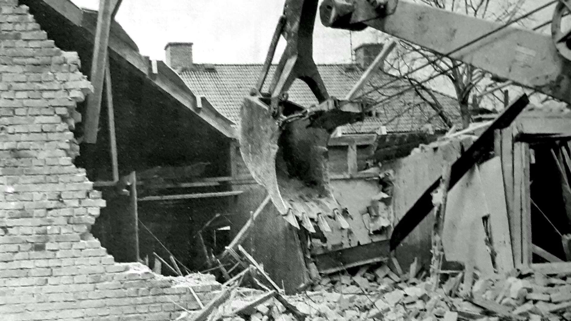 I april 1972 revs bland annat de så kallade Såghusen nära Järnvägsgatan. Byggstarten för blivande Domus Stormarknad närmade sig. 