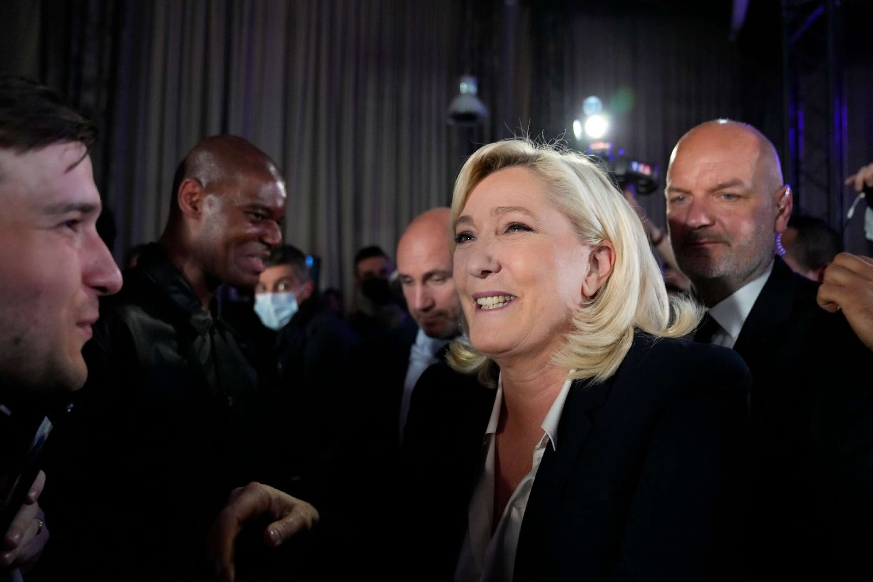 Marine Le Pen utmanar Emmanuel Macron om presidentposten i den avgörande andra omgången den 24 april.