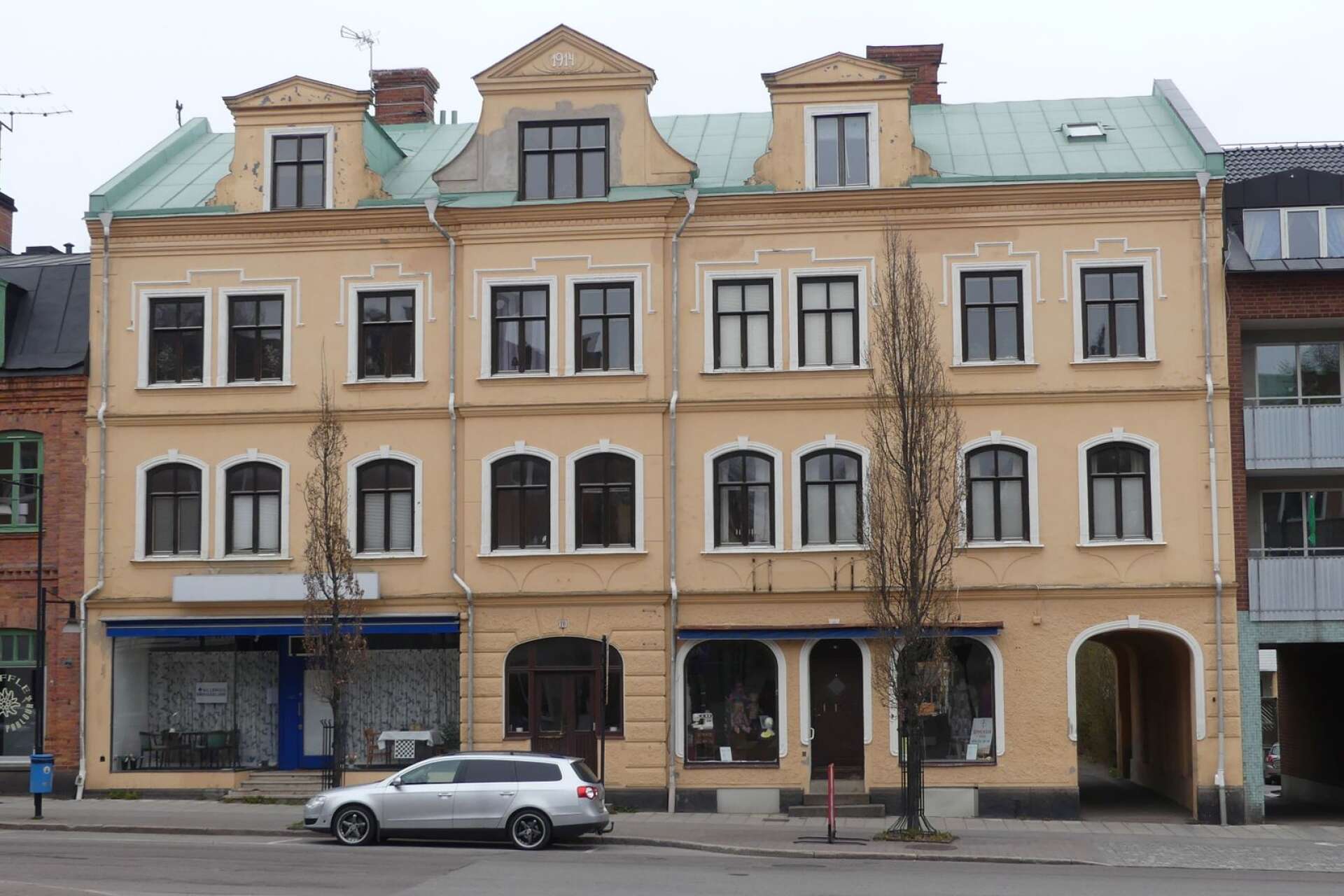 Västra Storgatan 10 är ett av de hus som ingår i den stora fastighetsaffären.