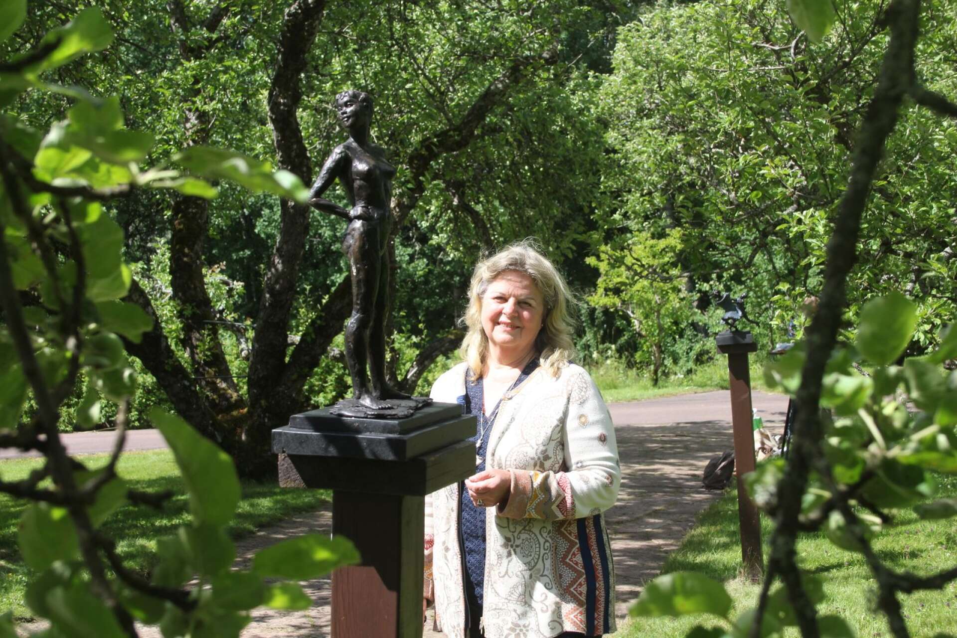 Skulptören Henny Bernhard ställer ut skulpturer i Rottnerosparken i sommar. Det har blivit en tradition i parken.