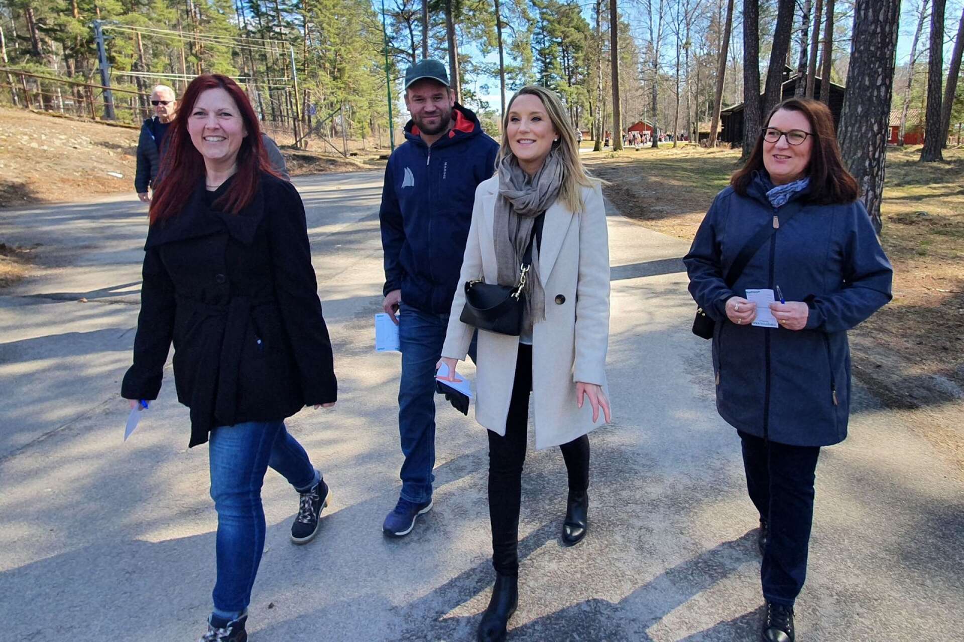 Vännerna Sara Alfredsson, Mattias Julén, Jessica Svensson och hennes mamma Lillemor tog sällskap på promenaden.