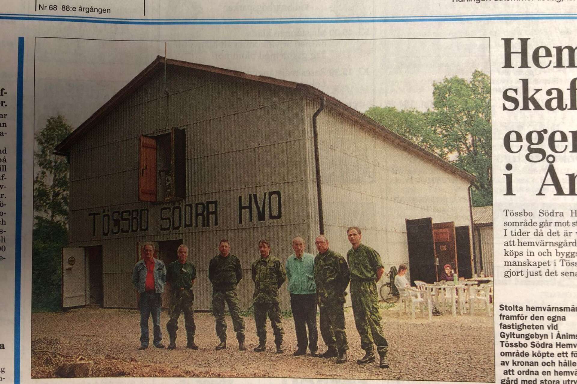 Stolta hemvärnsmän framför den egna byggnaden i Gyltungebyn i Ånimskog. Byggnaden införskaffades för 25 år sedan.