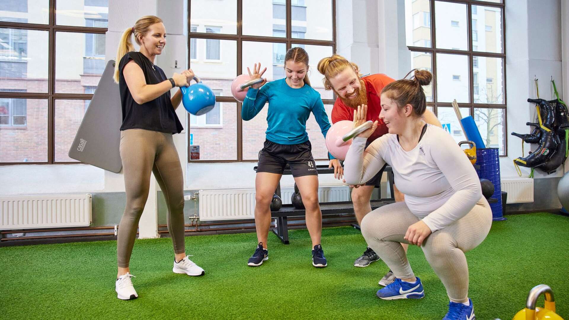 Om vi bortser från det uppenbara faktum att träning gör oss starkare så känner vi oss också gladare, håller oss friskare och blir bättre på att hantera vardagens bekymmer, skriver Susanne Jidesten och Mikael Eriksson.