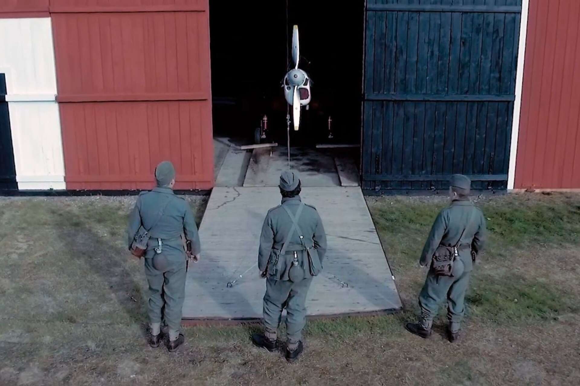 De turbulenta krigsåren på Krigsflygfält 16 på Brattforsheden ska skildras i en film. Här några scener från en tidigare filminspelning på platsen.