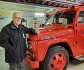 Stefan Udnie äger totalt 15 historiska brandbilar, varav den på bild, en Ford F600, är en av dessa. Han har själv kört en sådan som brandman.