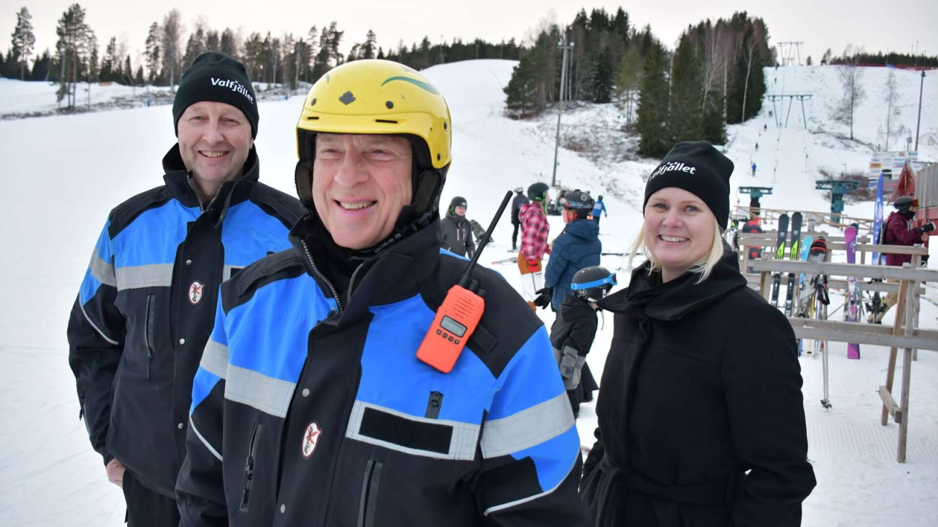 Driftsledaren Torbjörn Malmstedt, pistören Kurt Emtman samt sälj- och marknadsansvariga Mia Olsson konstaterar att det har varit en god tillströmning av besökare i Valfjället hittills den här säsongen.