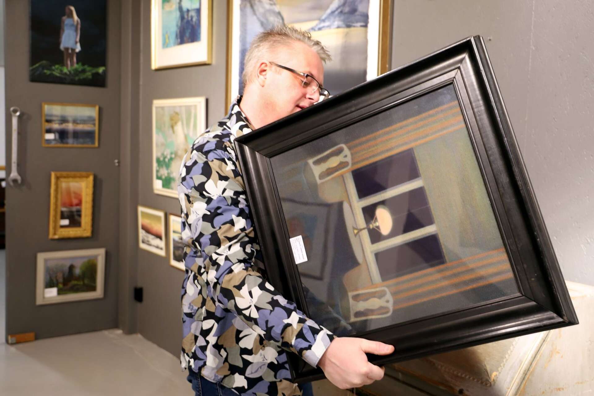 Ett unikt konstverk är på väg mot ett nytt hem. Peter Pettersson på Auktionsverket i Karlstad fick sälja ett finstämt verk av Stefan Johansson och det slutade med nytt världsrekord i prisnivå för denna särpräglade Värmlandskonstnär.