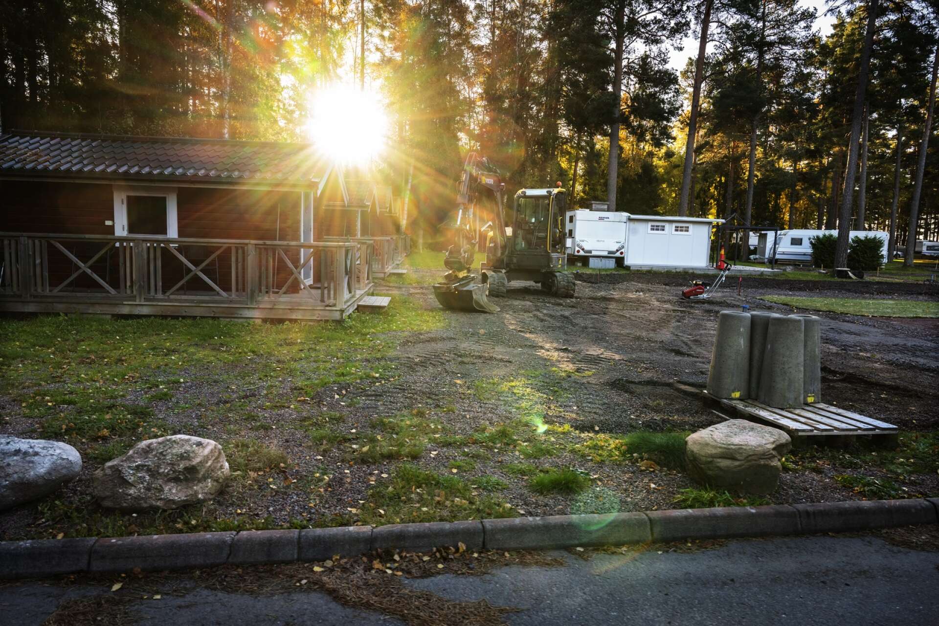 På flera platser ute vid Bomstadsbaden håller nya campingplatser på att uppföras.