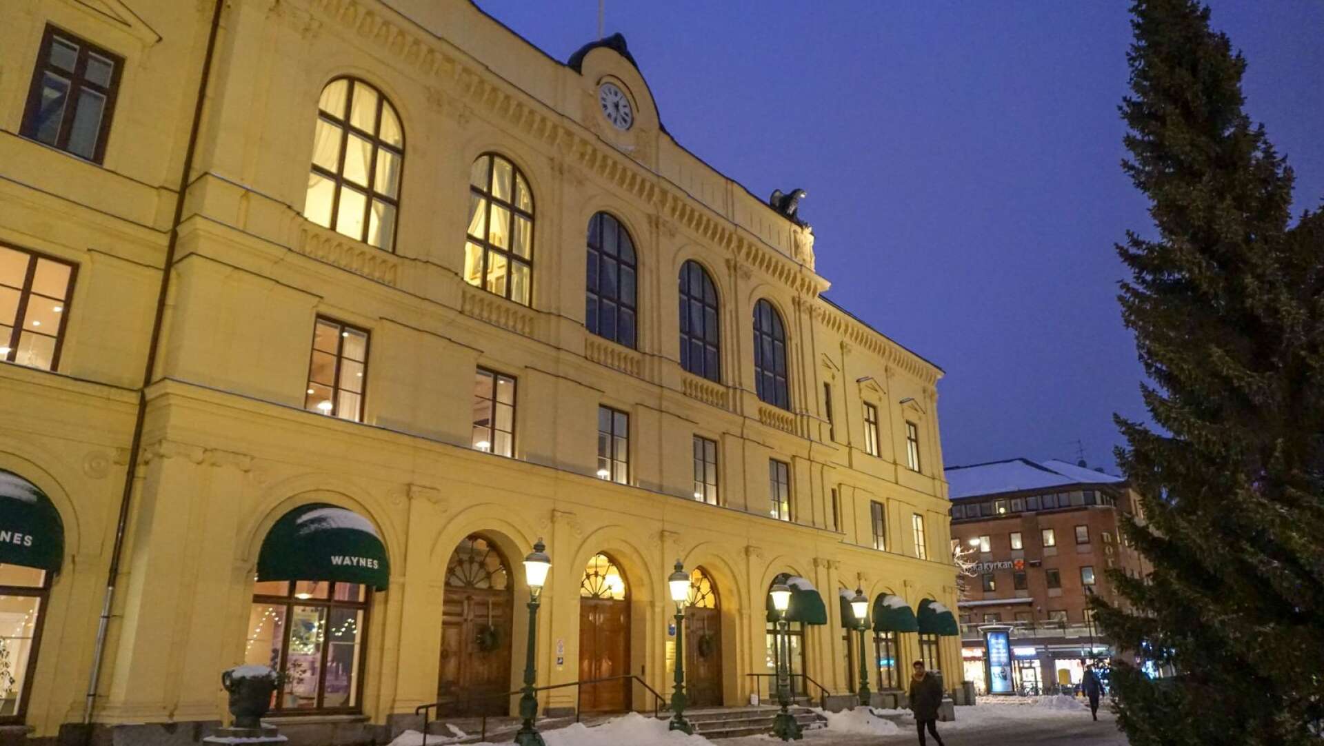 Fyra tonårsflickor har åtalats vid Värmlands tingsrätt misstänkta för att ha misshandlat ytterligare en elev vid ett gymnasium i Karlstad.
