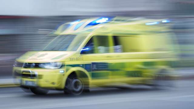 En reparatör på ett företag på Arnön fick föras till sjukhus efter att delar av ett innertak rasat ner på honom.