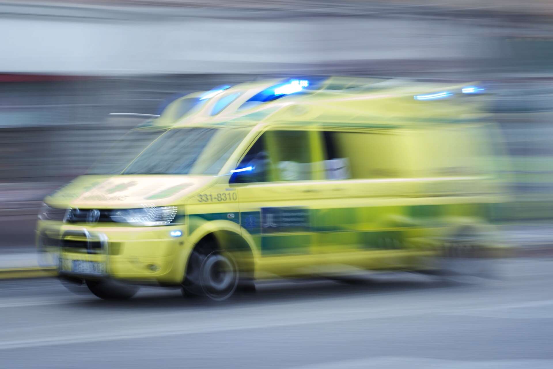 Mindre personal i tjänst har lett till att ambulanser har fått stå i sommar.