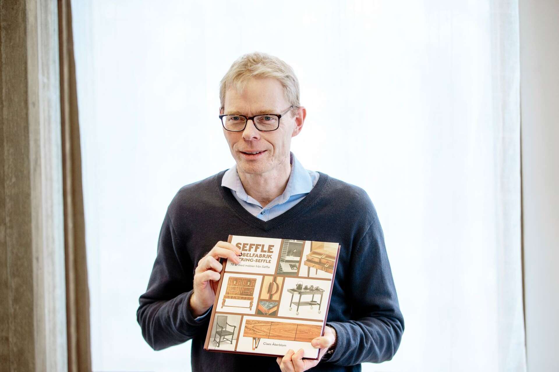 Claes Åkerblom lyfter fram Säffles stolta möbelhistoria, i en bok som får ett hedersomnämnande av juryn.
