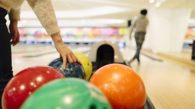 Fyra av fem föräldrar vill ägna mer tid åt fritidsaktiviteter tillsammans med sina barn, enligt en ny Sifoundersökning som Svenska Bowlingförbundet låtit göra.