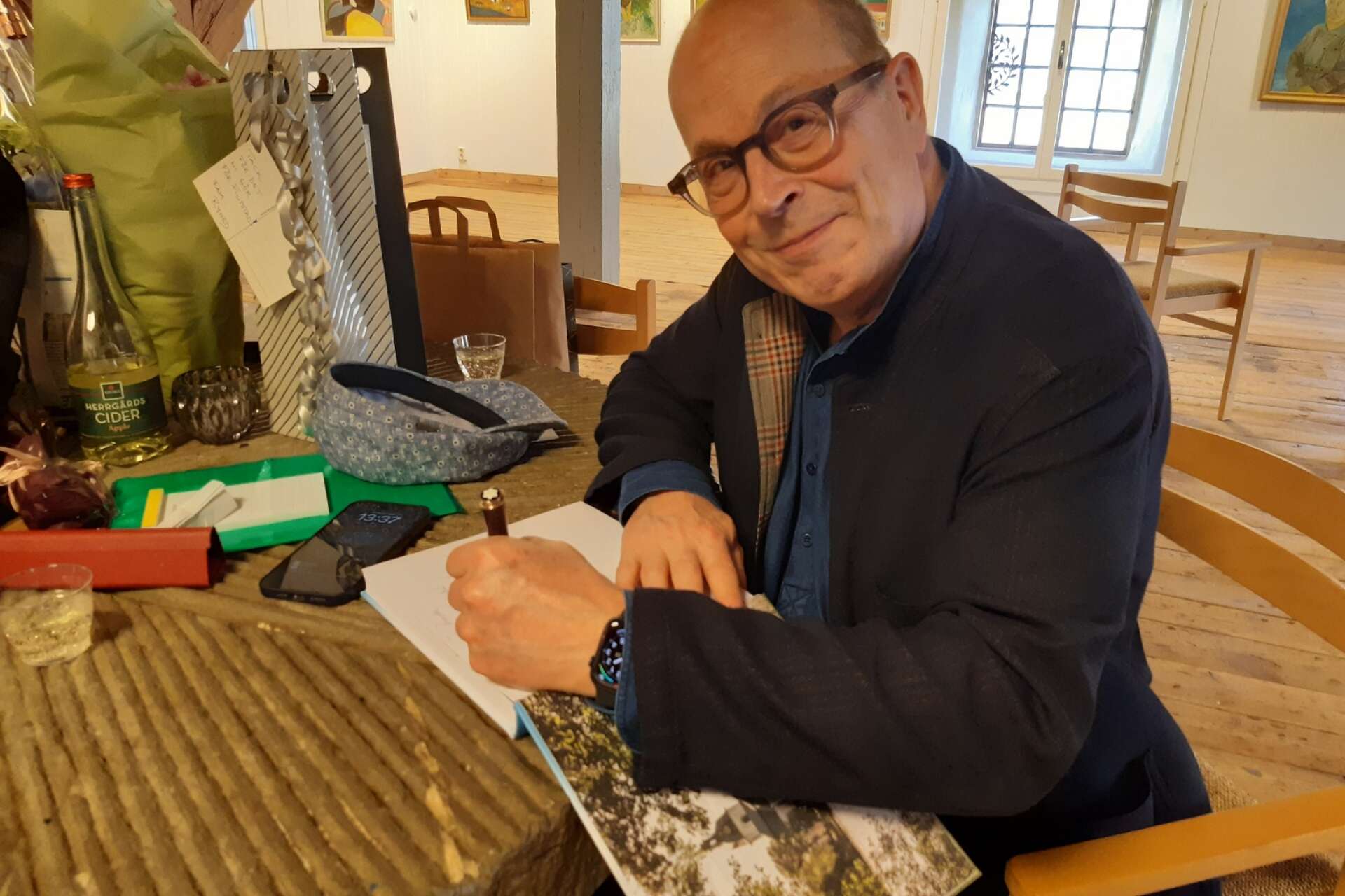 Jan Scherman signerade boken ”Sola skiner också i Filipstad” på Kvarnen