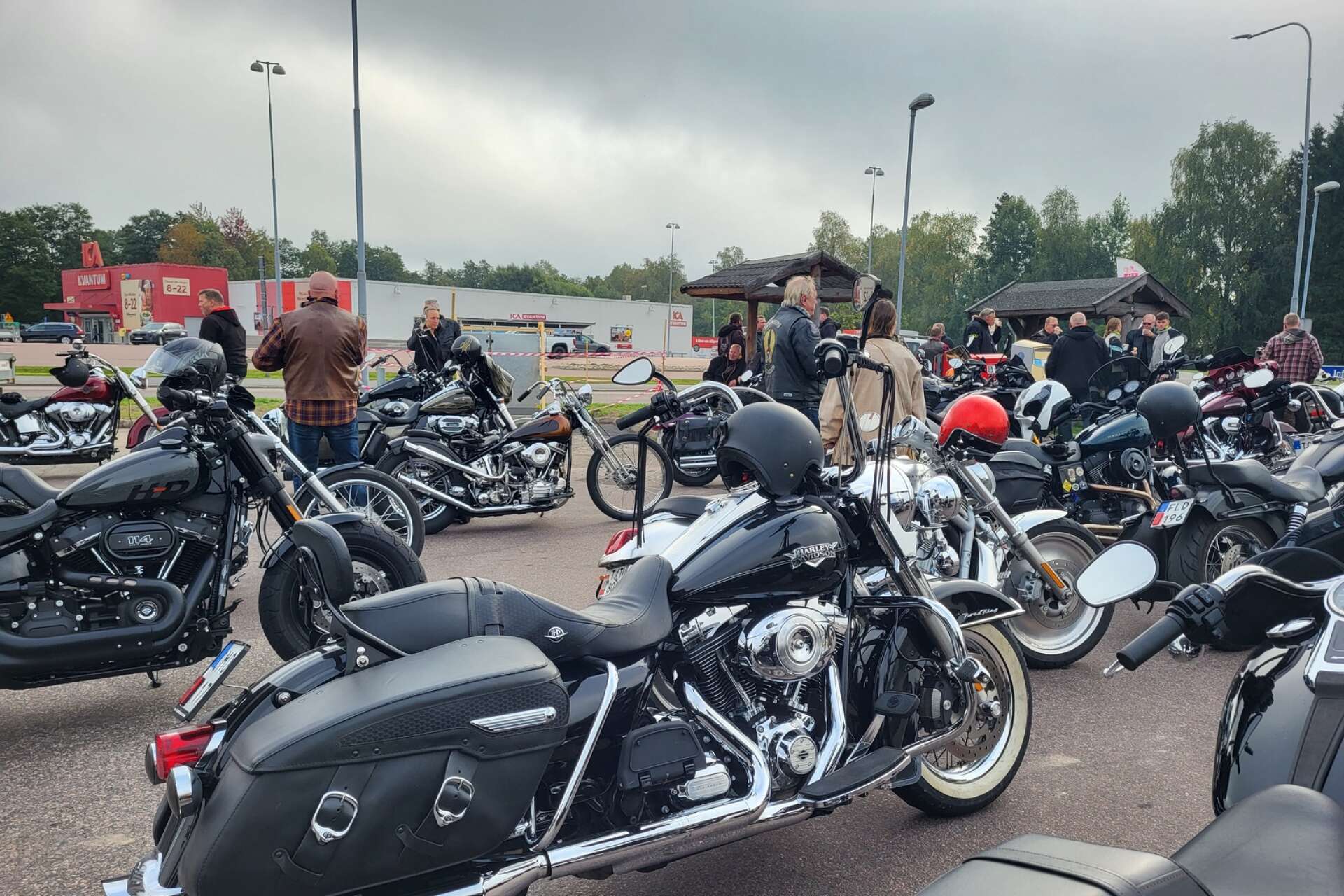 Parkeringen svämmades över av Harley-Davidsons under lördagsförmiddagen. Åkarna skulle åka vidare till utställningen Motorcycle Inferno i Munkfors. 
