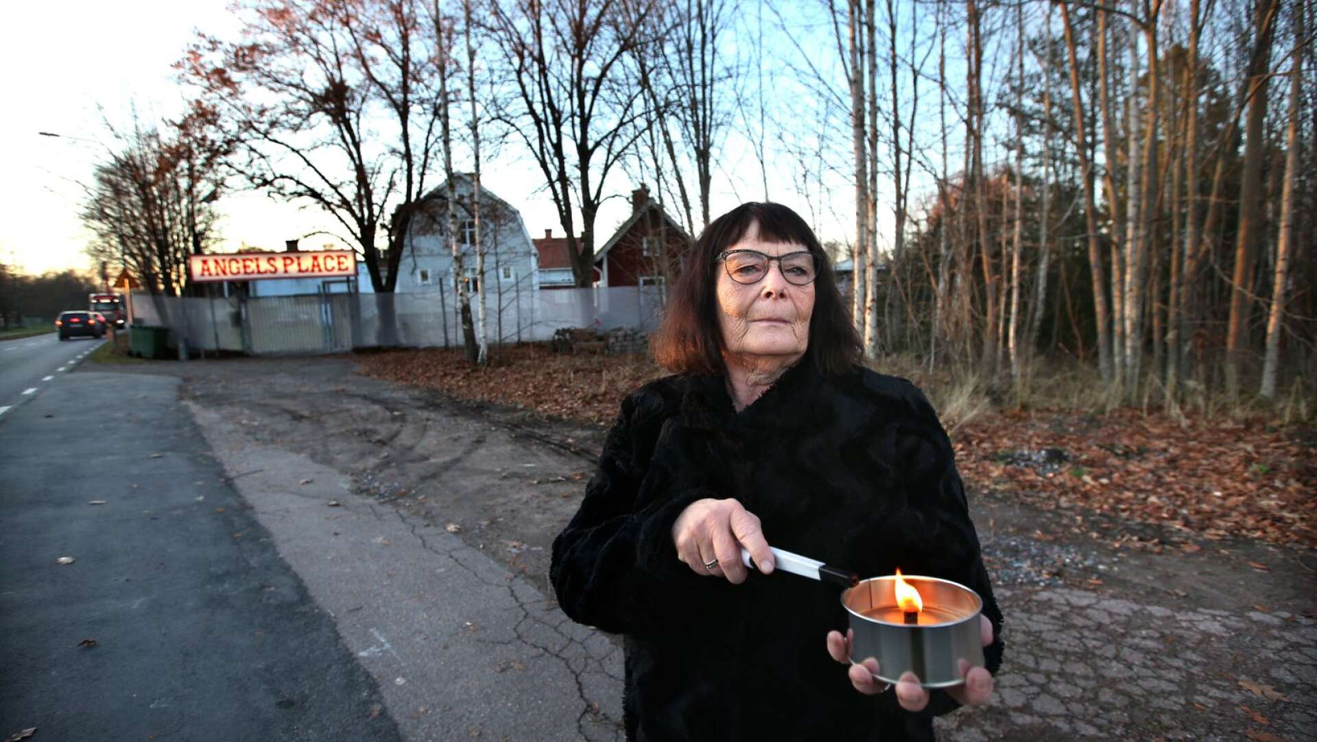 Eva Berglund tänder ett ljus för sin son utanför HA:s lokaler på Sjöstad. Sonen var HA-medlem och mördades av sina klubbkamrater på gården för tre år sedan.