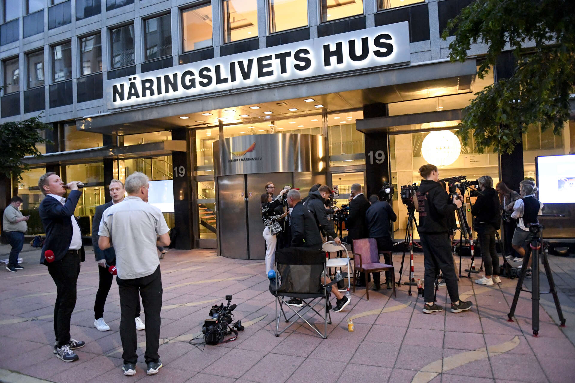 Pressuppbåd vid Näringslivets hus i Stockholm, där SAS och pilotfacken förhandlade fram det nya avtalet i natt.